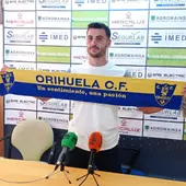 El Orihuela CF ficha al media punta Ayo e inicia su nueva era con la renovación el entrenador Óscar Sánchez El Orihuela CF ficha al media punta Ayo e inicia su nueva era con la renovación el entrenador Óscar Sánchez