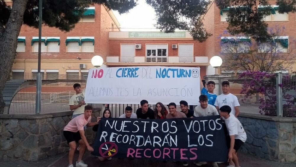 Alumnos de nocturno del IES La Asunción de Elche. Alumnos de nocturno del IES La Asunción de Elche.