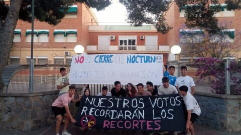 Los alumnos de nocturno del IES La Asunci&oacute;n de Elche en una de las movilizaciones realizadas. 