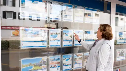 Una persona mira el escaparate de una inmobiliaria. Las hipotecas sobre vivienda suben un 18% en marzo y acumulan 13 meses al alza