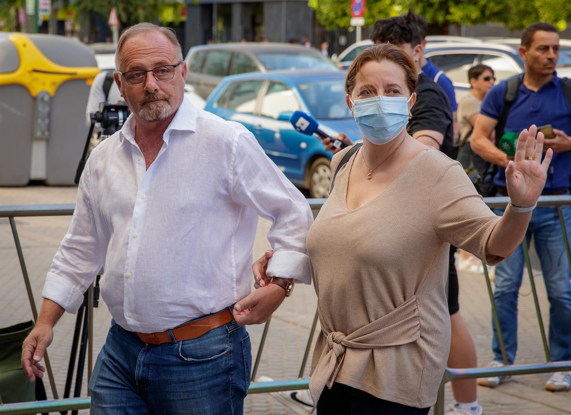 Los padres de Marta del Castillo, sobre la sentencia al Cuco: "Estamos orgullosos con la sentencia, es la primera vez que se nos da lo que pedimos" Los padres de Marta del Castillo, sobre la sentencia al Cuco: "Estamos orgullosos con la sentencia, es la primera vez que se nos da lo que pedimos"