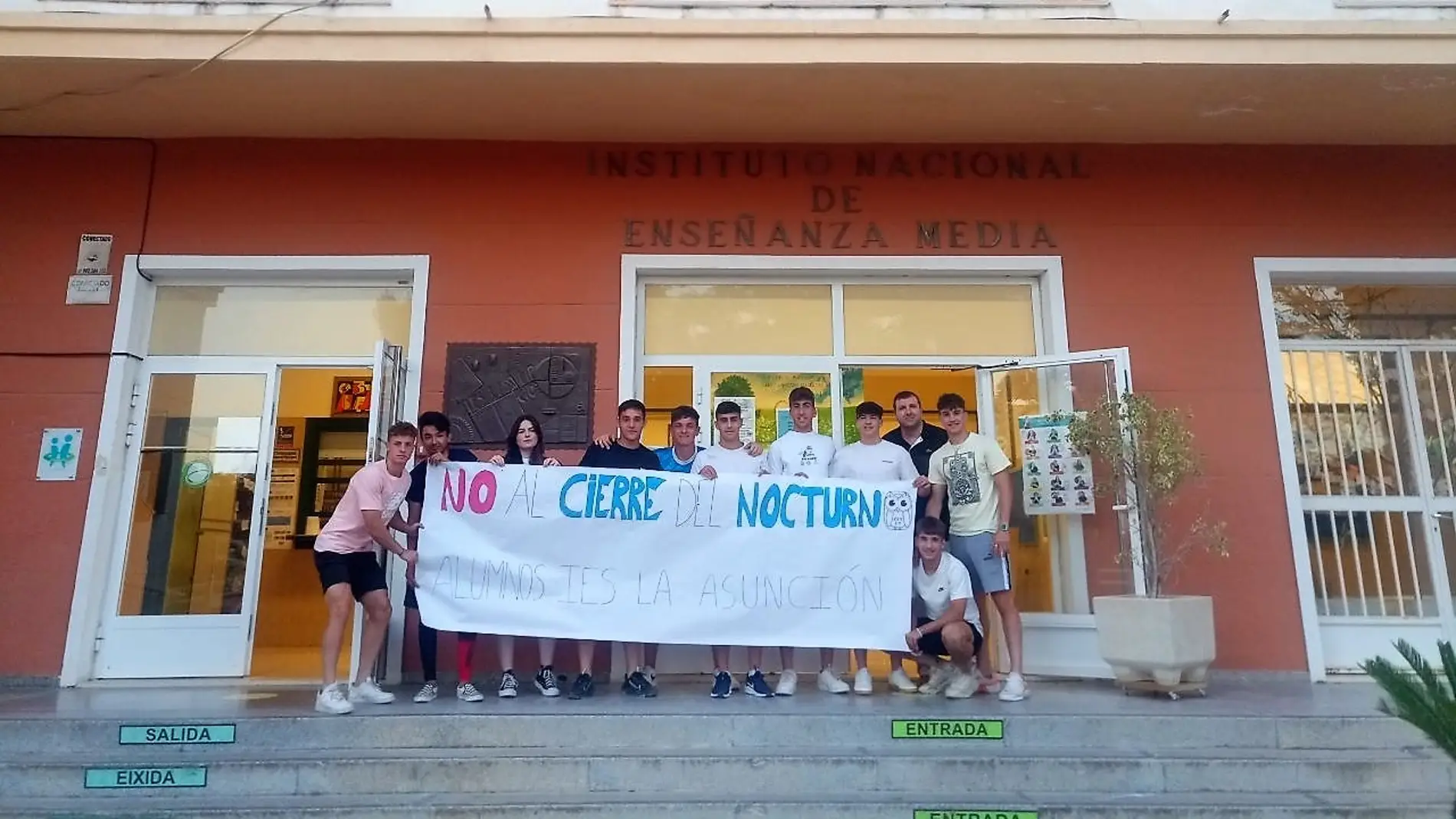 Los alumnos de nocturno del IES La Asunción de Elche se movilizan contra su traslado al instituto Carrús. 