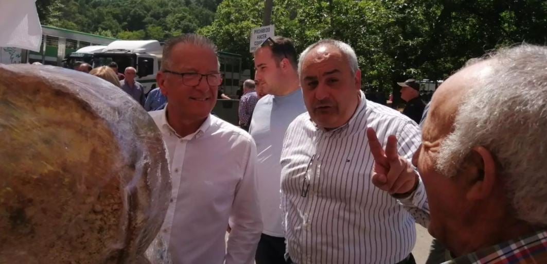 El Partido Popular critica en la feria de Corao "las mentiras" del PSOE entorno a la protección del lobo El Partido Popular critica en la feria de Corao "las mentiras" del PSOE entorno a la protección del lobo