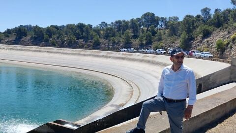 Ángel Urbina, portavoz de la Junta Central de Usuarios del trasvase Júcar-Vinalopó en el embalse del Rollo de Aspe. Ángel Urbina, portavoz de la Junta Central de Usuarios del trasvase Júcar-Vinalopó en el embalse del Rollo de Aspe.