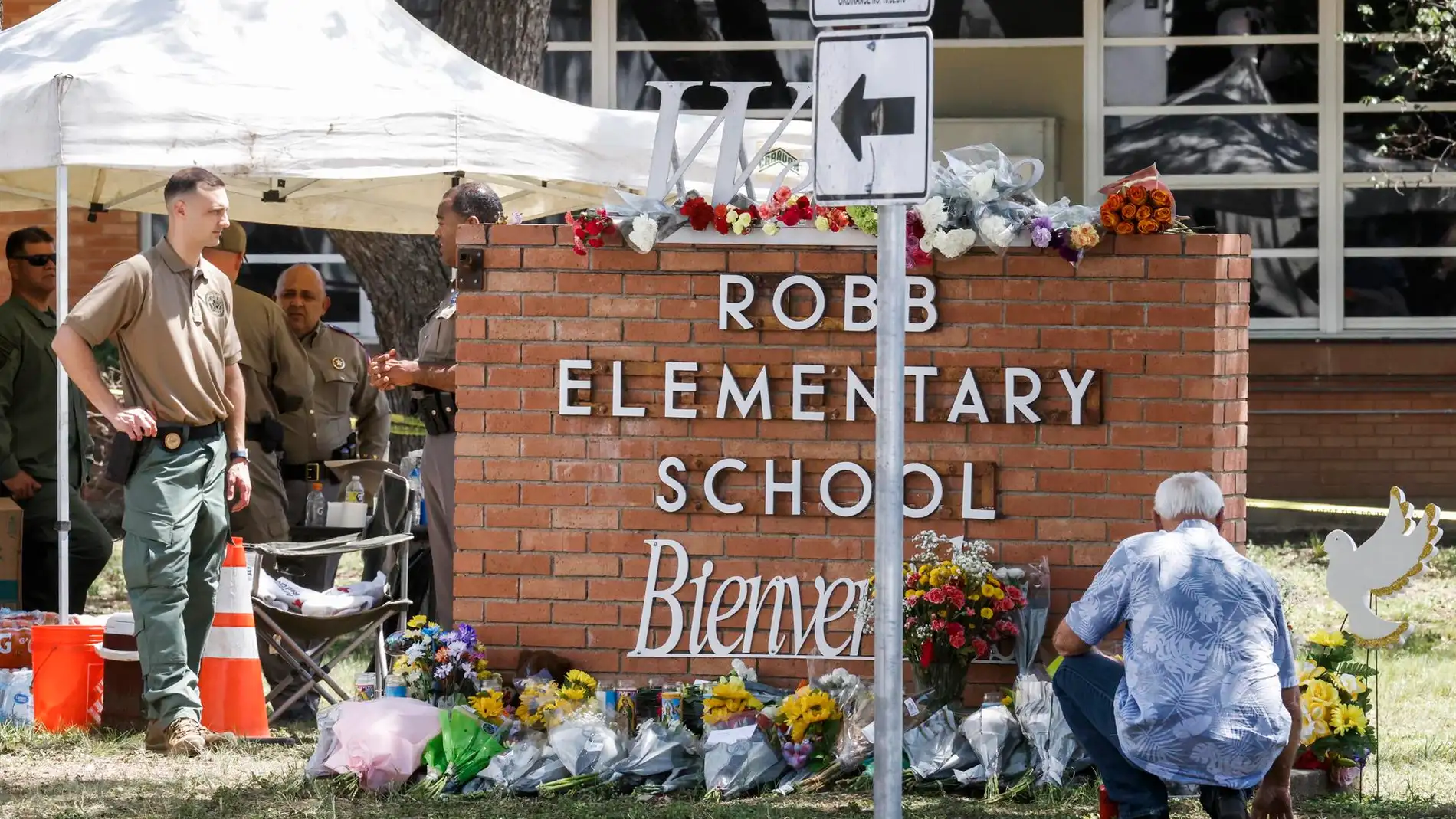 Monumento de flores en el lugar del tiroteo masivo en la Escuela Robb en Uvalde, Texas.