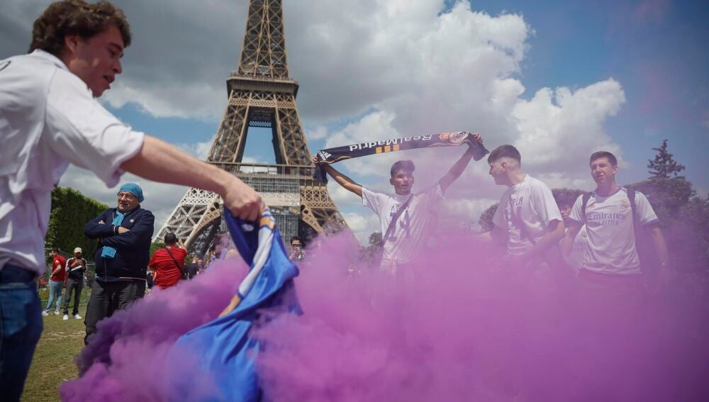 Aficionados madridistas toman la Torre Eiffel.