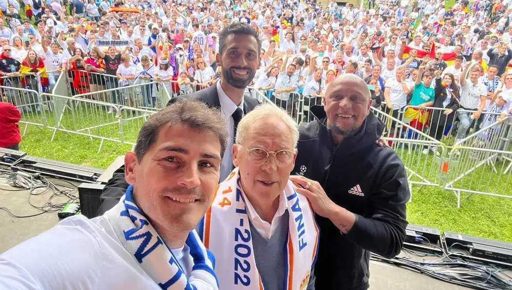 Casillas, Amancio, Arbeloa y Roberto Carlos en la Fan Zone del Madrid en París. Casillas, Amancio, Arbeloa y Roberto Carlos en la Fan Zone del Madrid en París.