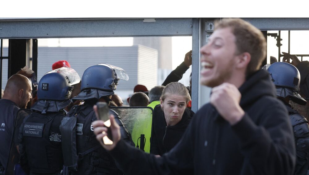 Aficionados han saltado vallas y agredido al personal de seguridad Aficionados han saltado vallas y agredido al personal de seguridad
