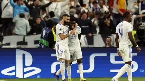 Benzema y Vinicius celebran el gol contra el Liverpool. Benzema y Vinicius celebran el gol contra el Liverpool.