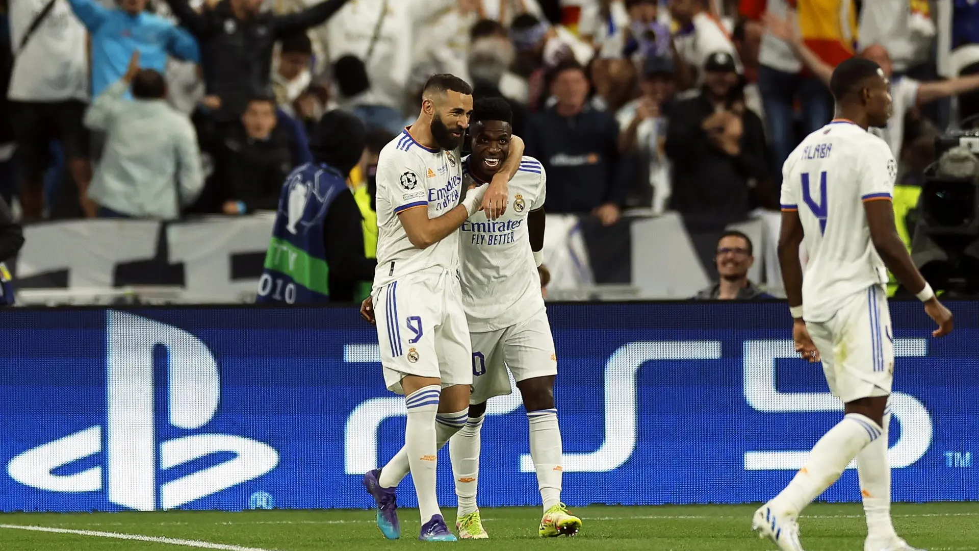 Benzema y Vinicius celebran el gol contra el Liverpool. Benzema y Vinicius celebran el gol contra el Liverpool.