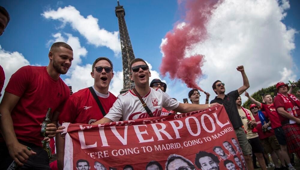 Aficionados del Liverpool cerca de la Torre Eiffel de París.