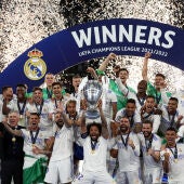 Marcelo levanta la decimocuarta Champions League del Real Madrid.