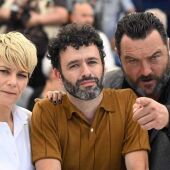 El director Rodrigo Sorogoyen en el photocall del Festival de Cannes, con los actores Marina Foïs y Denis Ménochet