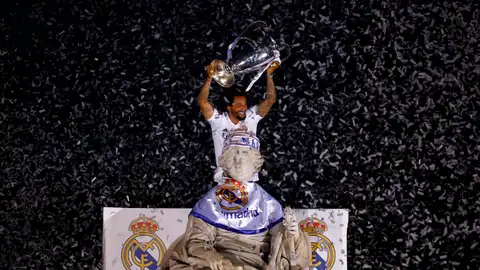 Marcelo levanta la Champions y coloca la bufanda a Cibeles.