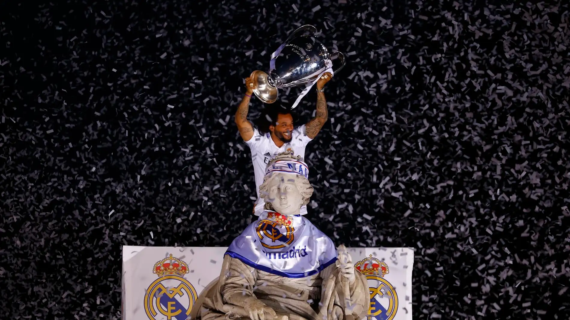 Marcelo levanta la Champions y coloca la bufanda a Cibeles. Marcelo levanta la Champions y coloca la bufanda a Cibeles.