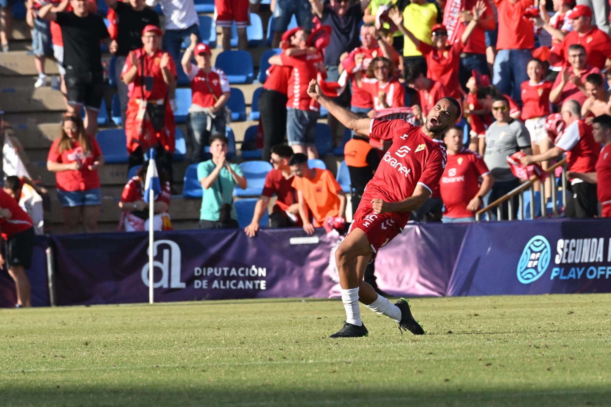 El Murcia se consagra en Alicante y asciende a Primera Federación El Murcia se consagra en Alicante y asciende a Primera Federación
