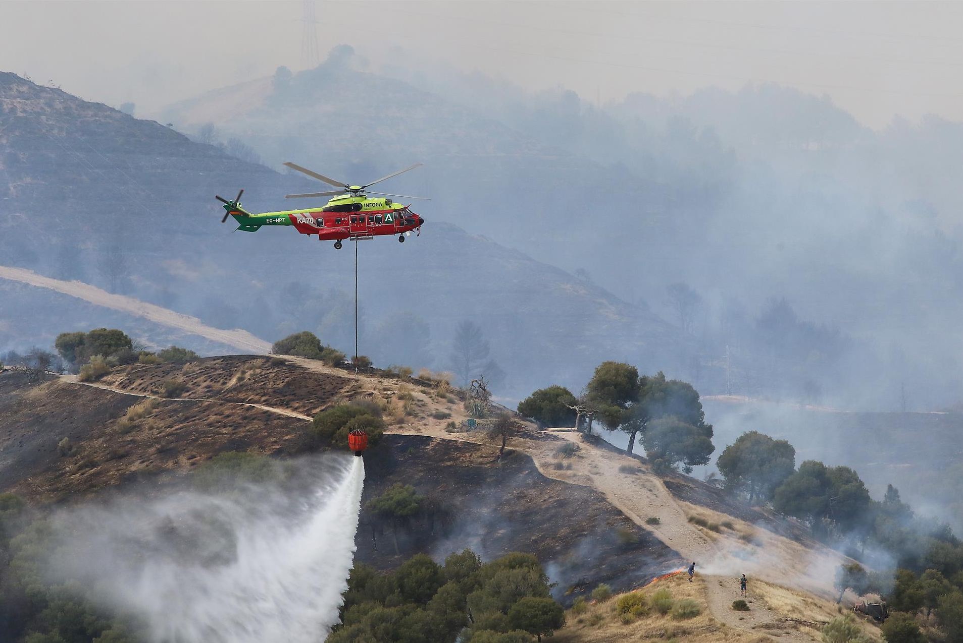 Trabajan por tierra y aire para sofocar un incendio en Cerro de San Miguel (Granada) Trabajan por tierra y aire para sofocar un incendio en Cerro de San Miguel (Granada)