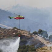 Un helicóptero trabajando para extinguir un incendio en Cerro de San Miguel (Granada)