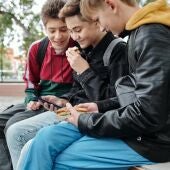 Adolescentes mirando el móvil