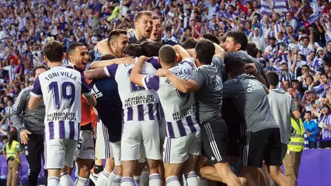 Los futbolistas del Valladolid celebran la victoria y el ascenso.
