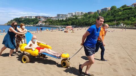 Imagen del baño asistido en las playas de Bizkaia