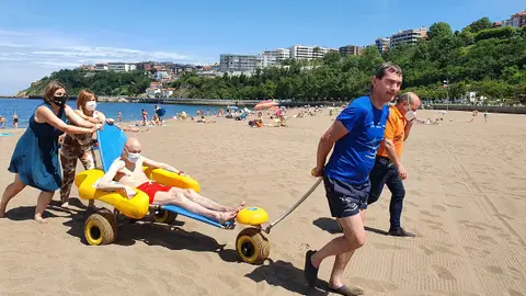 Imagen del baño asistido en las playas de Bizkaia Imagen del baño asistido en las playas de Bizkaia
