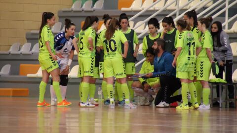 Zurilla junto a las jugadoras del Bisontes