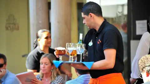 Marbella registra la menor cifra de desempleados de los últimos 14 años en un mes de julio CAMARERO