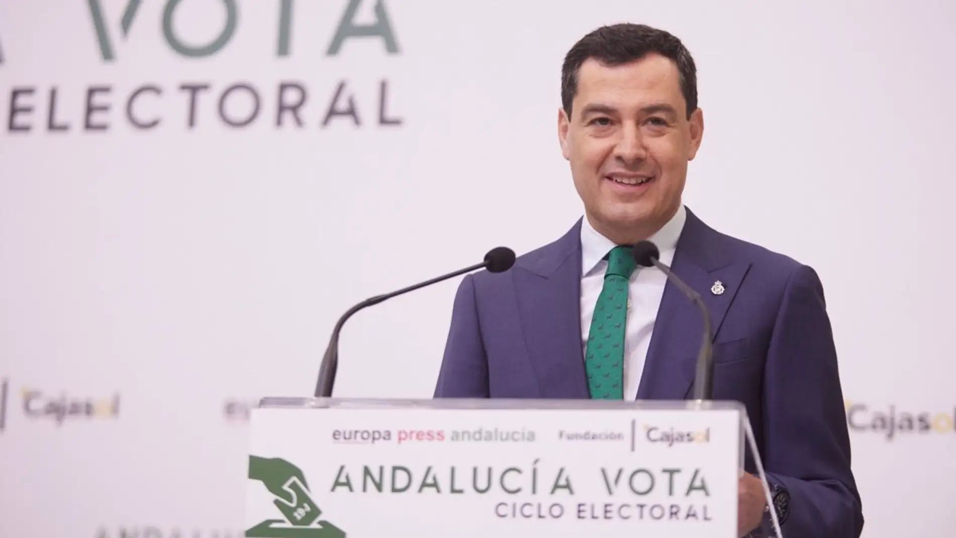 El presidente de la Junta y candidato a la reelección Juanma Moreno en un desayuno informativo