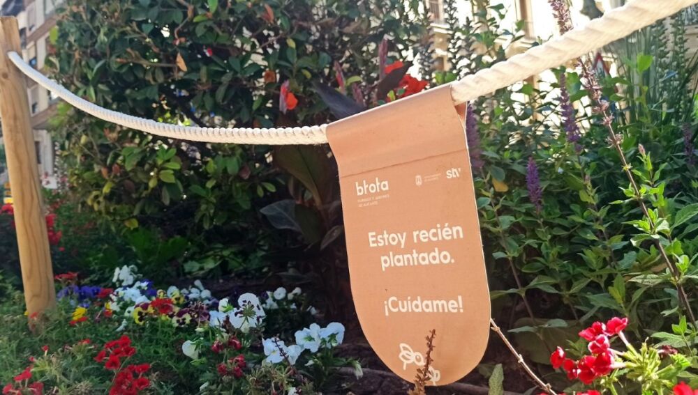 Carteles que recuerdan que hay que respetar los jardines 