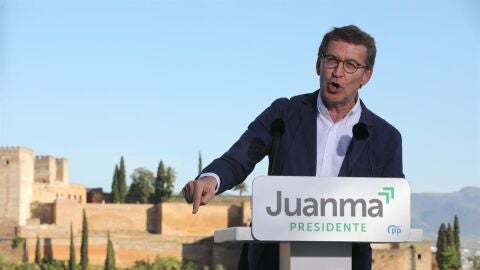 Alberto N&uacute;&ntilde;ez Feij&oacute;o en un acto de campa&ntilde;a en el mirador de San Nicol&aacute;s, en Granada