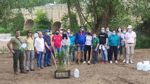 Grupo Fundación San Cebrián planta 100 árboles de ribera en cinco localidades palentinas para contribuir al cuidado del medio ambiente