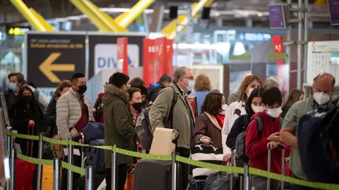 Imagen de archivo de colas en el aeropuerto de Madrid-Barajas.
