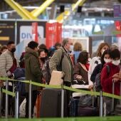 Imagen de archivo de colas en el aeropuerto de Madrid-Barajas.