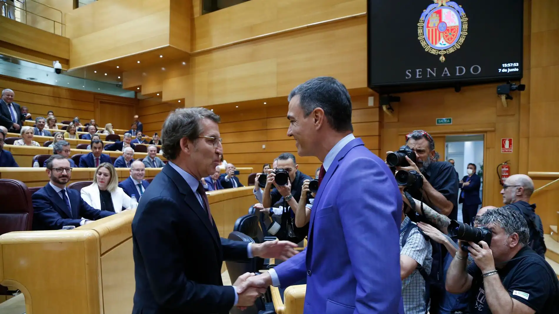 Núñez Feijóo y Pedro Sánchez saludándose en el Senado
