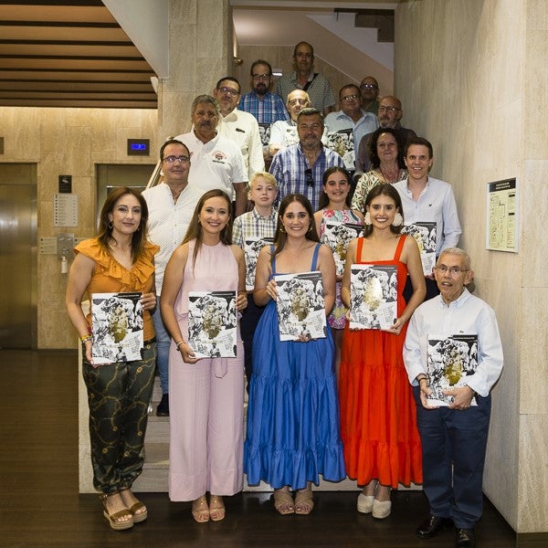 ‘Identitat’ el llibret de Sèneca-Autobusos recoge los 90 años de historia de esta hoguera de Alicante ‘Identitat’ el llibret de Sèneca-Autobusos recoge los 90 años de historia de esta hoguera de Alicante