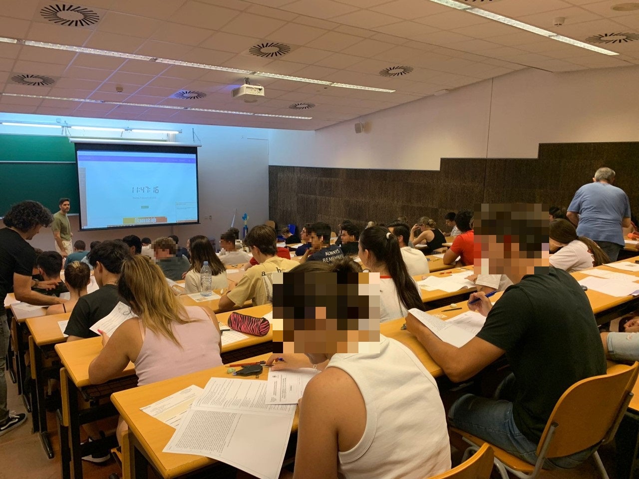 Más de 1.400 estudiantes de Elche y Crevillent afrontan las PAU en la UMH ilicitana Más de 1.400 estudiantes de Elche y Crevillent afrontan las PAU en la UMH ilicitana