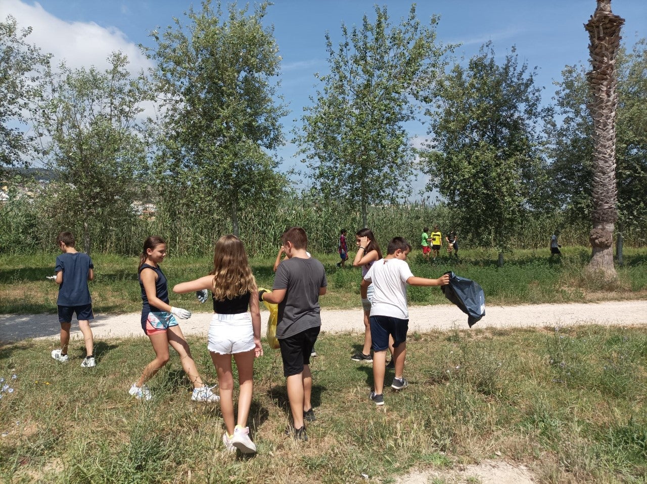 El alumnado de Peñíscola se involucra con la limpieza y conservación del marjal El alumnado de Peñíscola se involucra con la limpieza y conservación del marjal