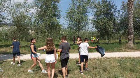 El alumnado de Peñíscola se involucra con la limpieza y conservación del marjal El alumnado de Peñíscola se involucra con la limpieza y conservación del marjal