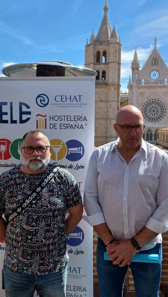 El presidente entrante Oscar García junto al saliente Martín Méndez