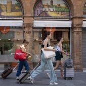 Turistas pasean por las calles céntricas de Sevilla