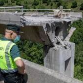 Imagen del derrumbe del Viaducto del Castro que une Galicia y León. Agencia EFE.