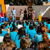 Adolescentes escuchando en el CEIP Juan Carlos Aragón Adolescentes escuchando en el CEIP Juan Carlos Aragón