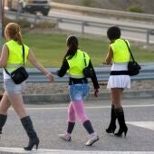 Imagen de archivo de tres prostitutas en una carretera de España