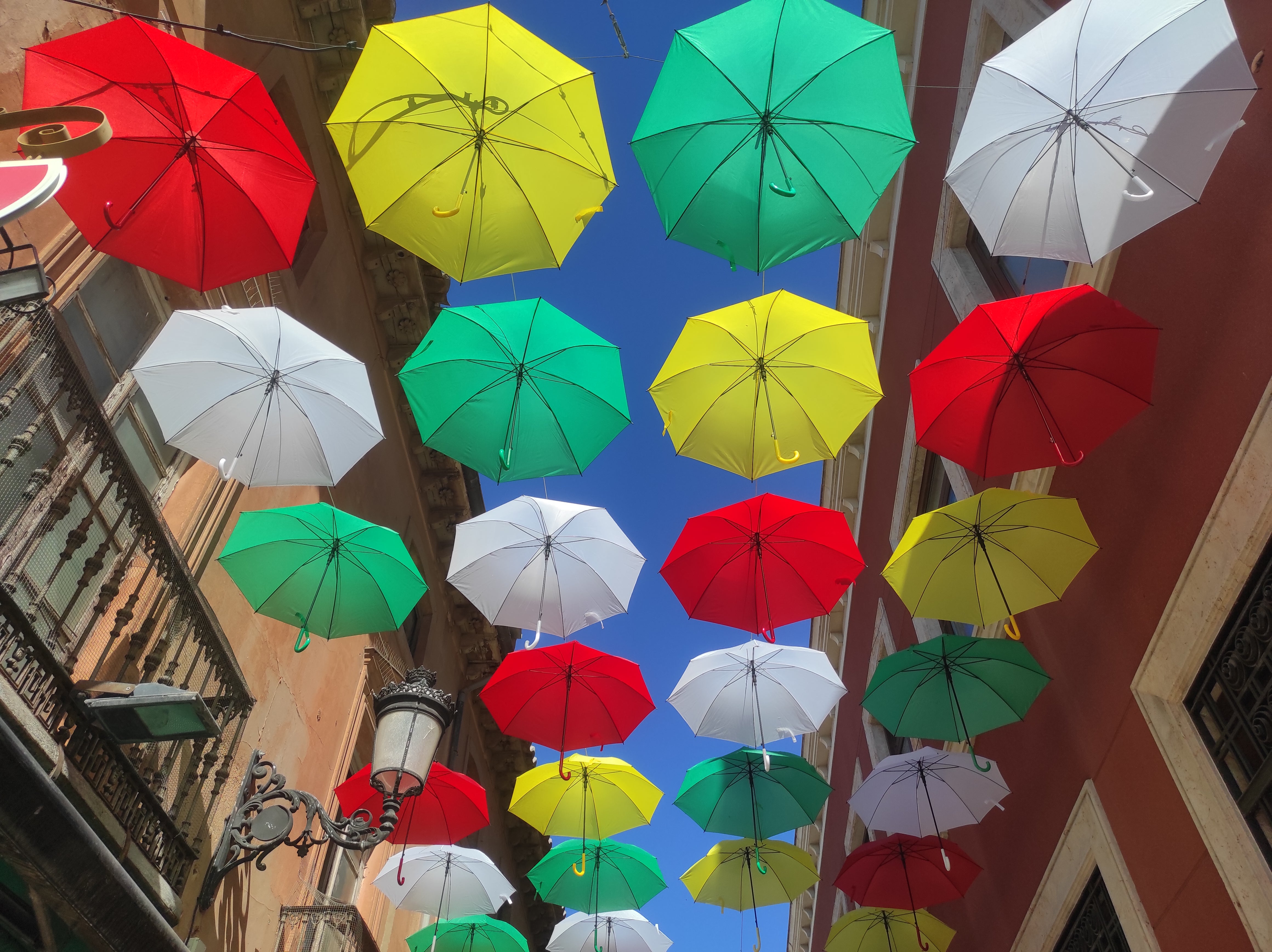 Los colores de España y Ucrania juntos "bajo el mismo paraguas" en Valdepeñas Los colores de España y Ucrania juntos "bajo el mismo paraguas" en Valdepeñas