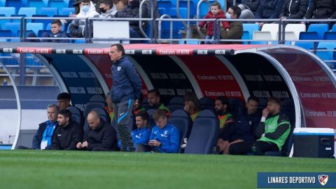 Alberto González, entrenador del Linares Deportivo, durante un encuentro