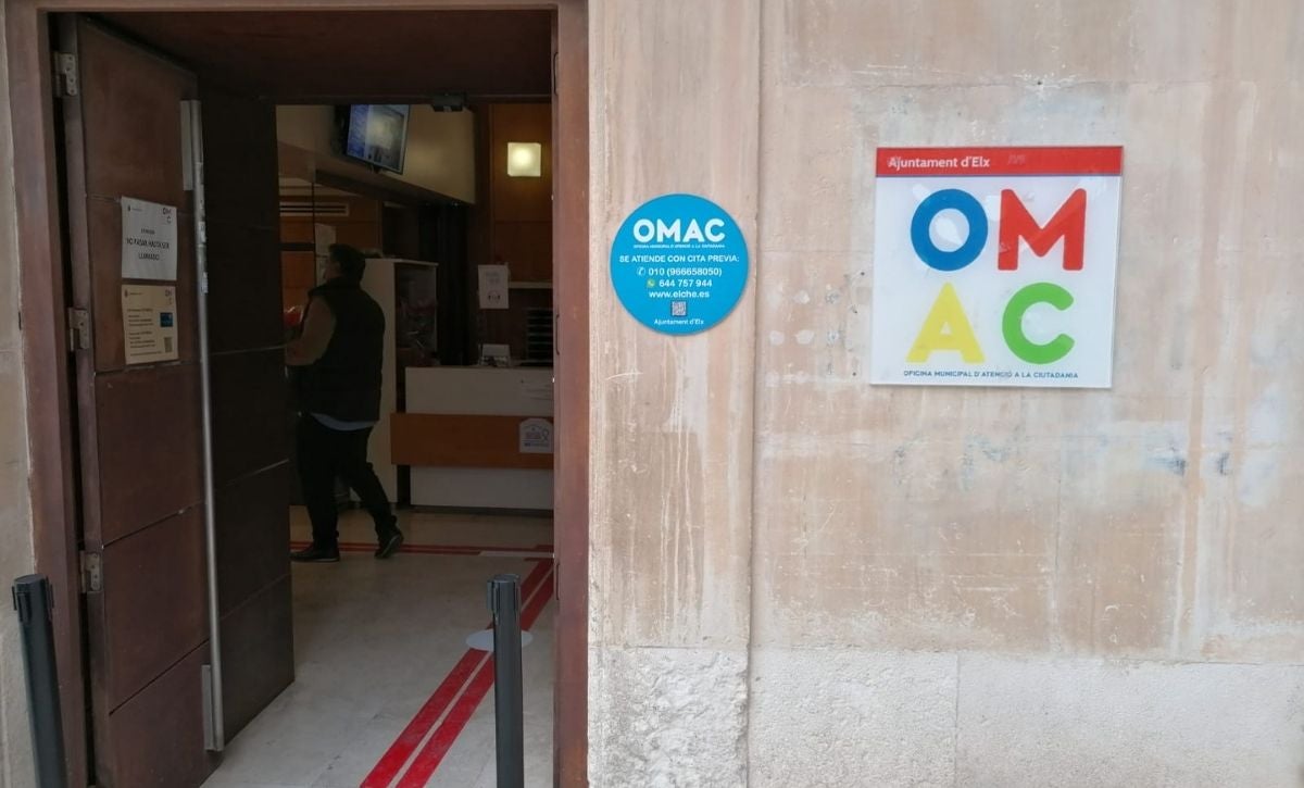 La OMAC de la plaza de Baix de Elche recupera la atención presencial que a modo de prueba va a convivir con la cita previa La OMAC de la plaza de Baix de Elche recupera la atención presencial que a modo de prueba va a convivir con la cita previa