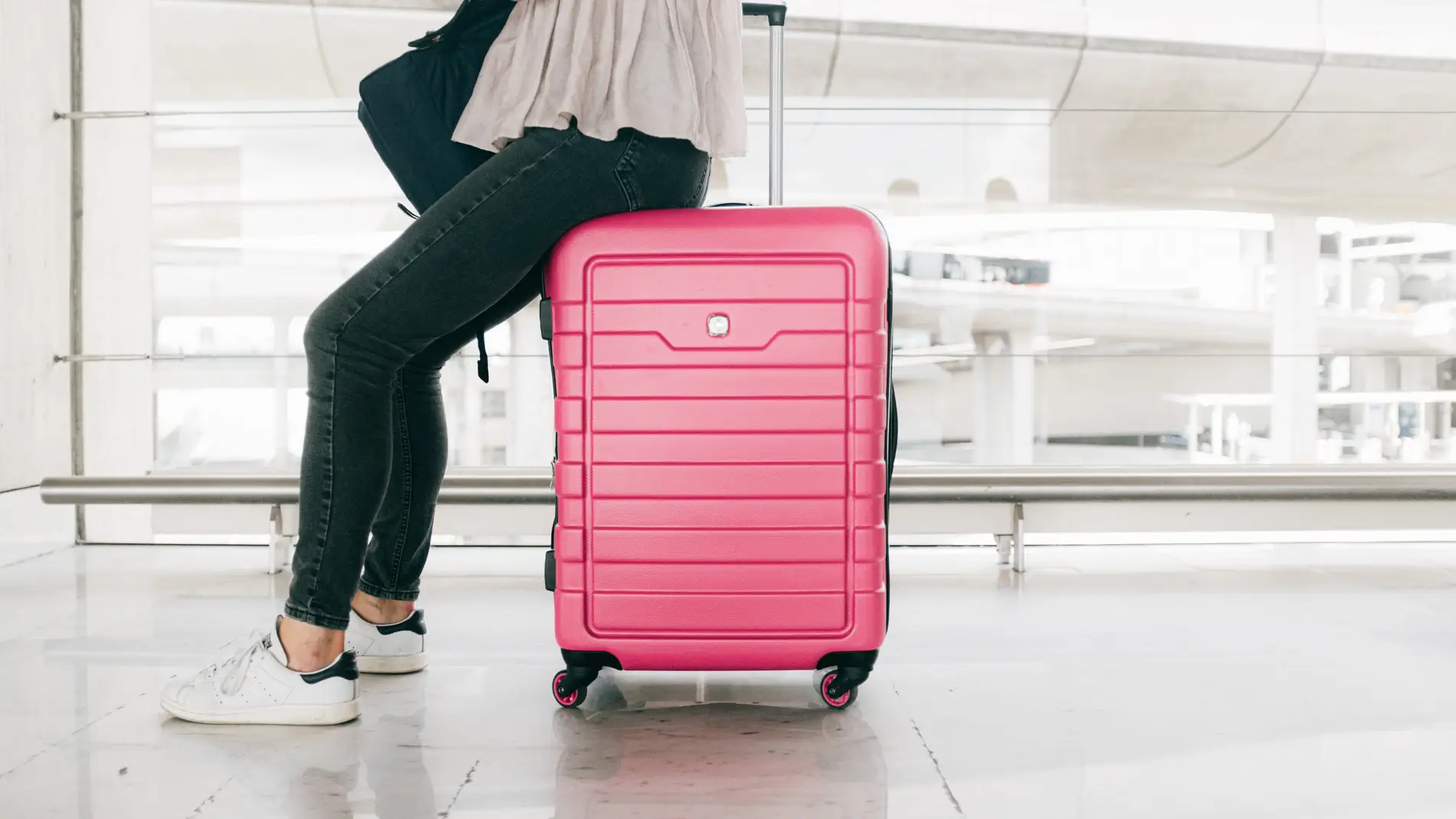 Imagen de archivo de una persona con una maleta en el aeropuerto