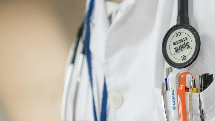 Imagen de una bata de médico con bolígrafos y un fonendoscopio ONDA CERO ALMERIA