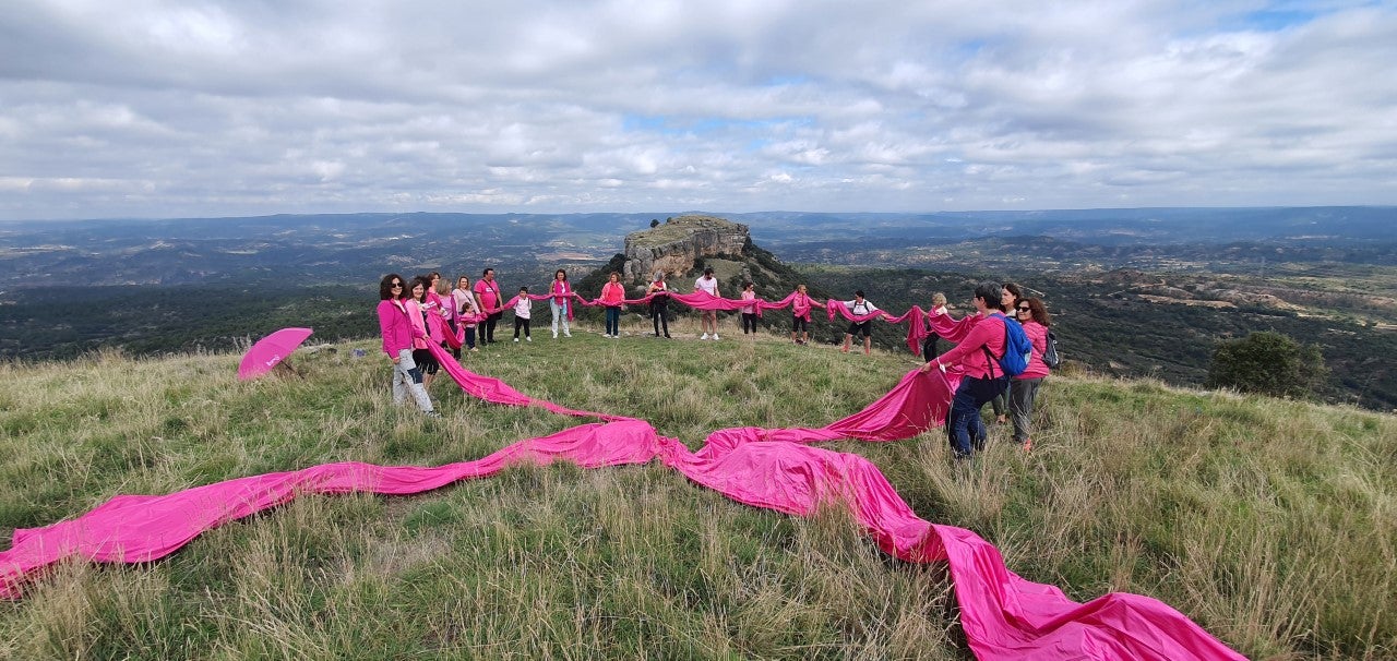 Un lazo rosa en “las Tetas de Viana” Un lazo rosa en “las Tetas de Viana”